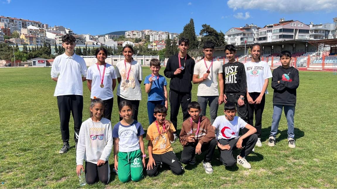 Öğrencilerimiz Balıkesir'in En Hızlıları Biziz Atletizm Yarışmasında Dereceye Girdi.